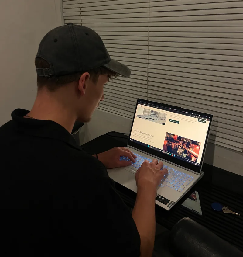 Julian Schneider bei der Arbeit am Laptop